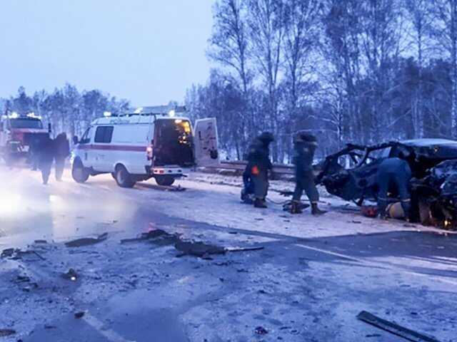 Полыхающая после смертельного ДТП на российской трассе скорая попала на видео