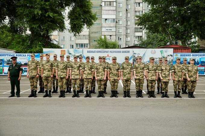 В Хакасии задерживают выплаты по военным контрактам