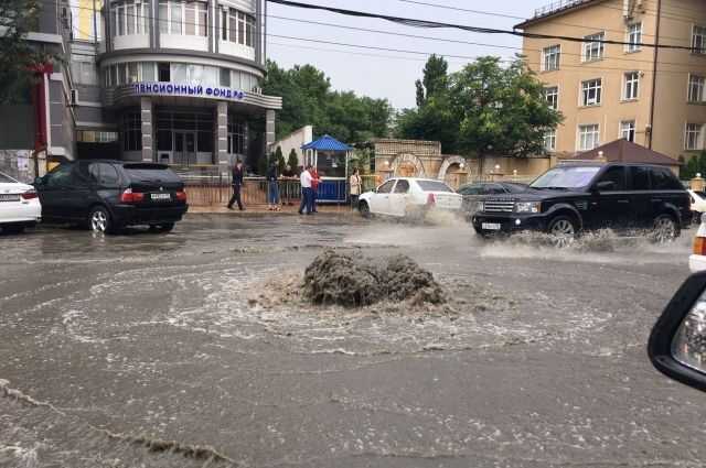 В Махачкале начали перевозить людей на тачках из-за потопа