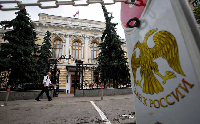 ЦБ предлагает отпустить курс рубля на фоне падения нефтяных доходов