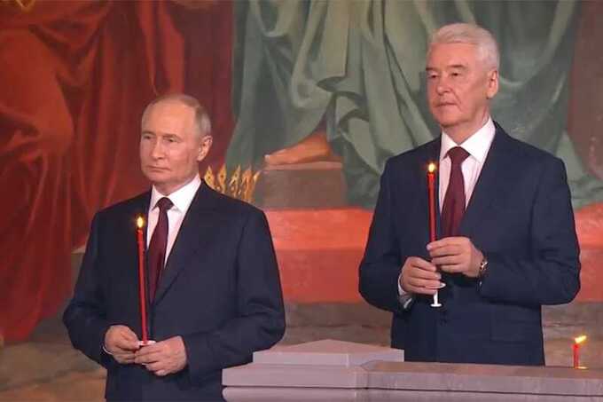 Путин и Собянин присутствуют на пасхальной службе в храме Христа Спасителя