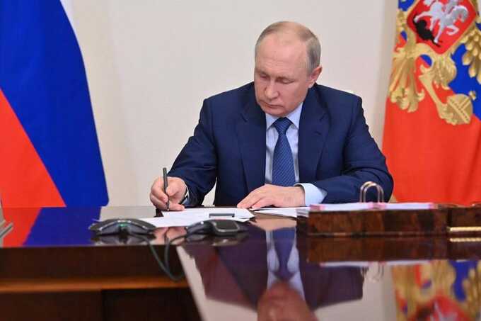 Путин подписал ряд репрессивных законов, ужесточающих внутреннюю политику