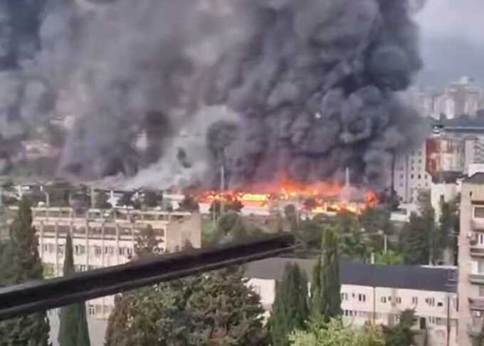 Огонь вспыхнул на рынке «Дезертирский» в Тбилиси
