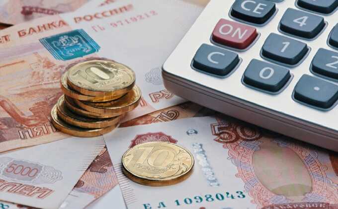 Темпы роста зарплат в России сократились вдвое из-за замедления экономики