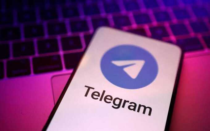 На Патриарших прудах девушки зарабатывают, продавая переписку в Telegram по 16 тысяч рублей за сообщение
