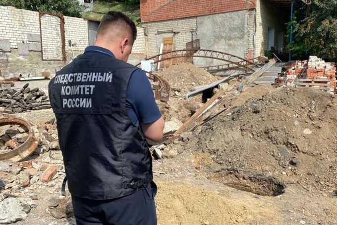 Стена рухнула на мужчину в частном доме Саратова