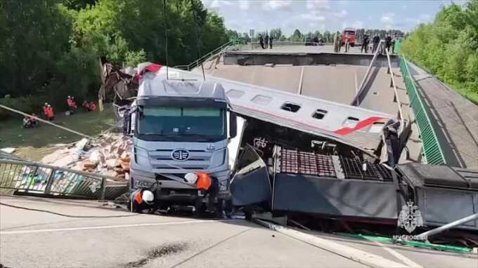 Опубликовали фотографии с места крушения поезда в Брянской области