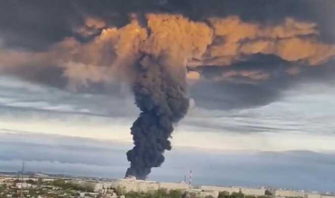 В Пушкинском округе — взрыв на фоне крупного пожара на складе