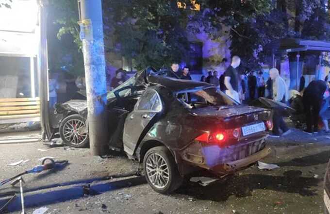 Автомобиль врезался в остановку после ДТП в Нижнем Новгороде