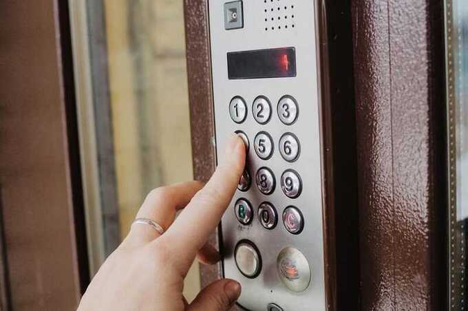 Мошенники крадут сбережения, представляясь специалистами по домофонам