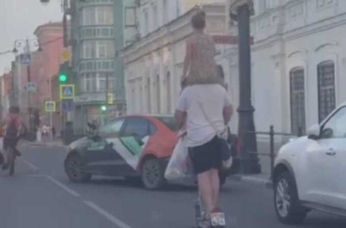 В Самаре ищут мужчину на самокате, который вёз девочку на плечах по проезжей части