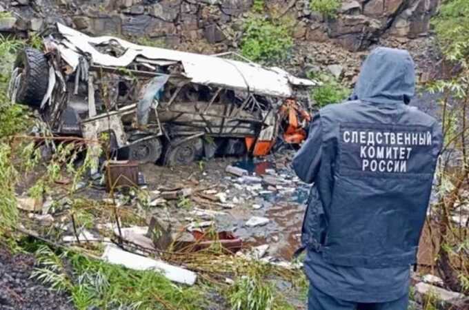 В Якутии вахтовый автобус сорвался в обрыв