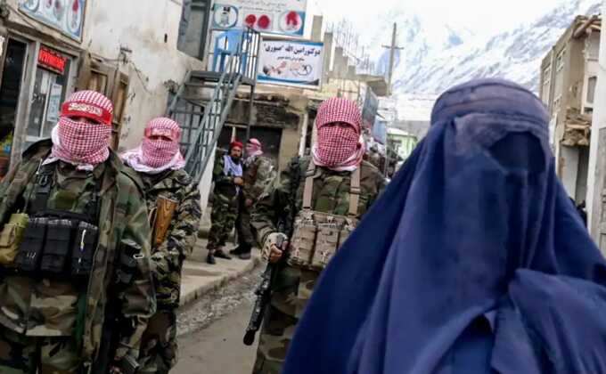 В Кабуле талибы задерживают девушек за внешний вид: рейды в ТЦ и на улицах