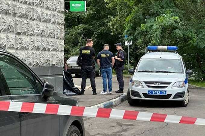 В Москве 18-летний юноша ранил ножом родителей и сестру, а затем выбросился из окна