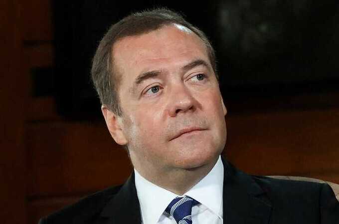 Медведев после долгого перерыва призвал Трампа высадить спецназ на Банковой